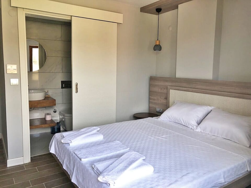 Standard Room, Garden View | Free WiFi, bed sheets