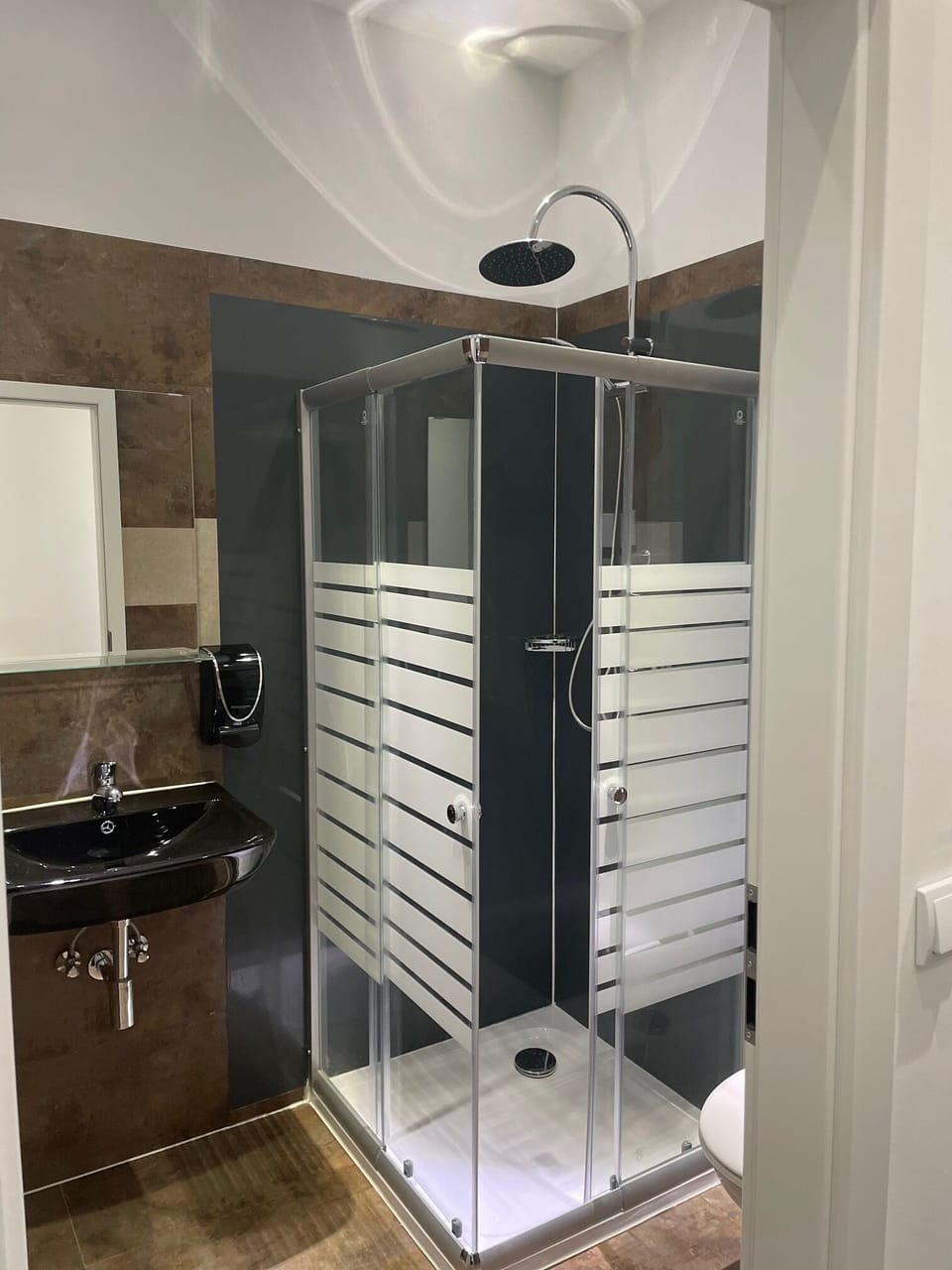 Standard Single Room | Bathroom | Shower, hair dryer, towels, soap