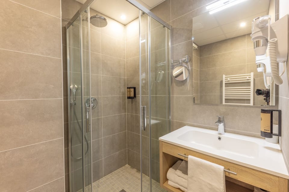 Single Room | Bathroom | Free toiletries, towels