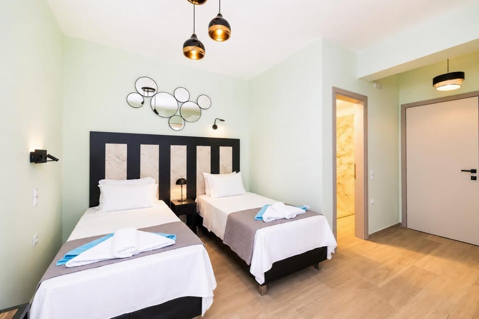 Twin bedroom with en suite bathroom, A/C, TV, and sea views