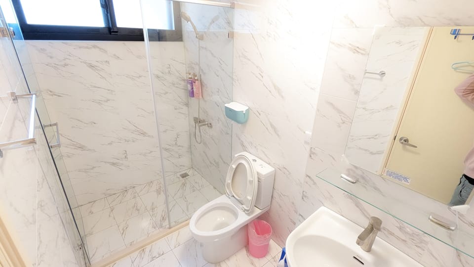 Design Triple Room | Bathroom | Free toiletries, hair dryer, slippers