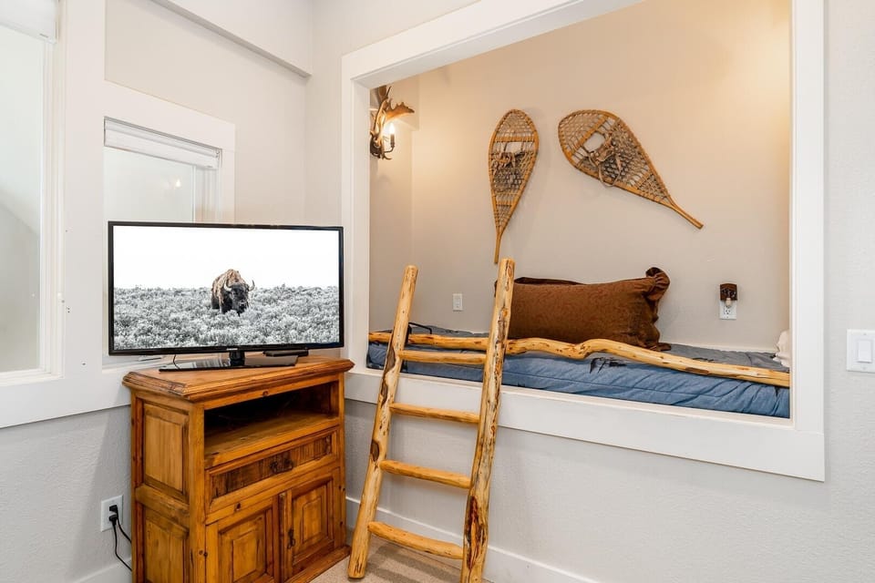 Indoors, Screen, TV, Furniture, Bed