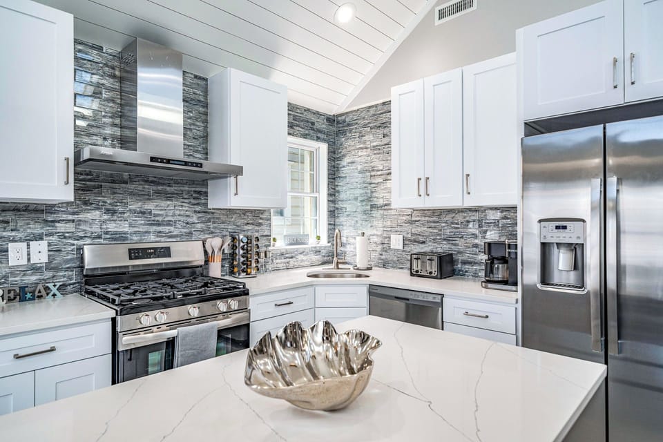 A bright modenized kitchen with high quality appliances