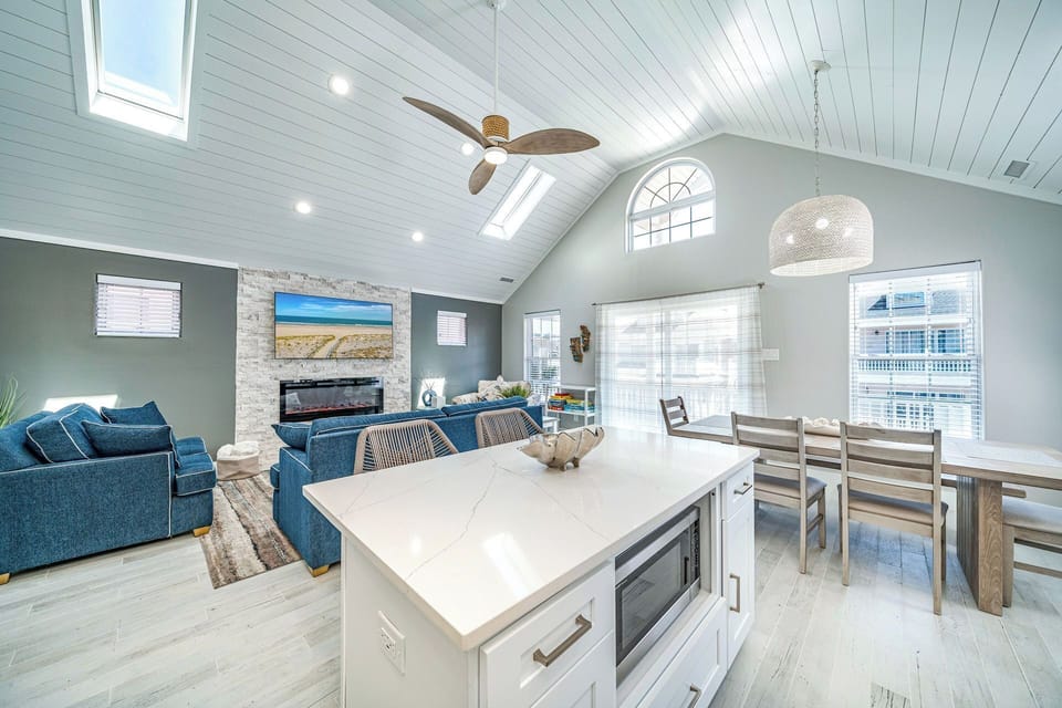 Bright and airy living space and kitchen area 