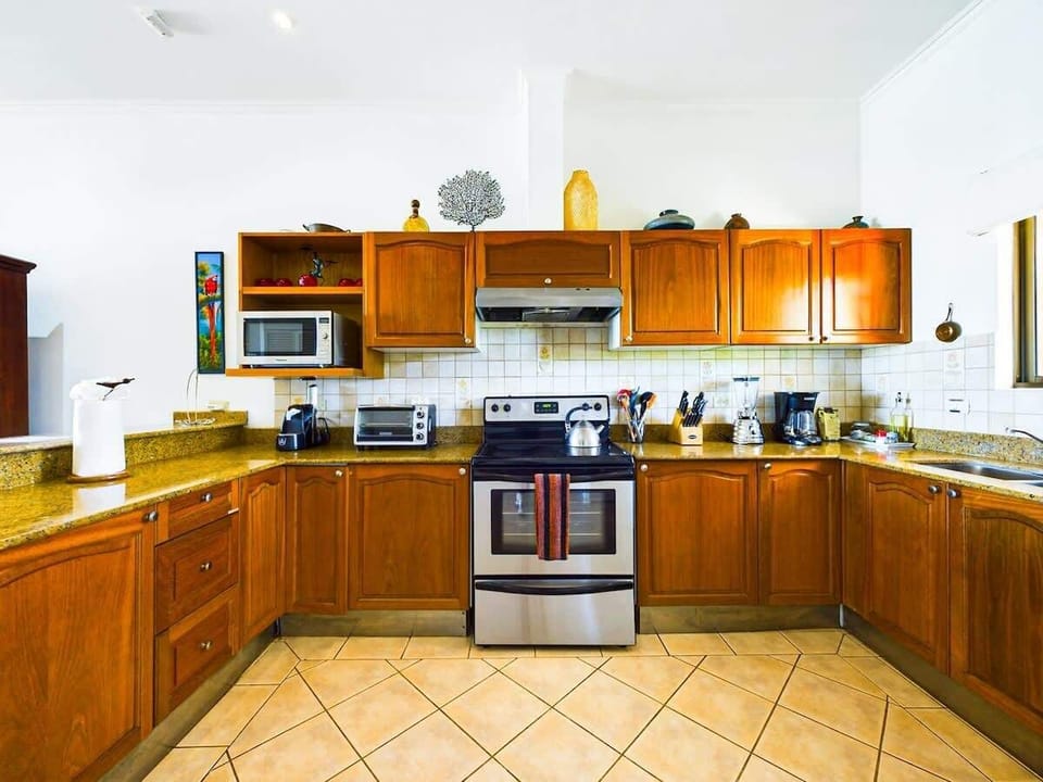Gourmet kitchen, fully stocked