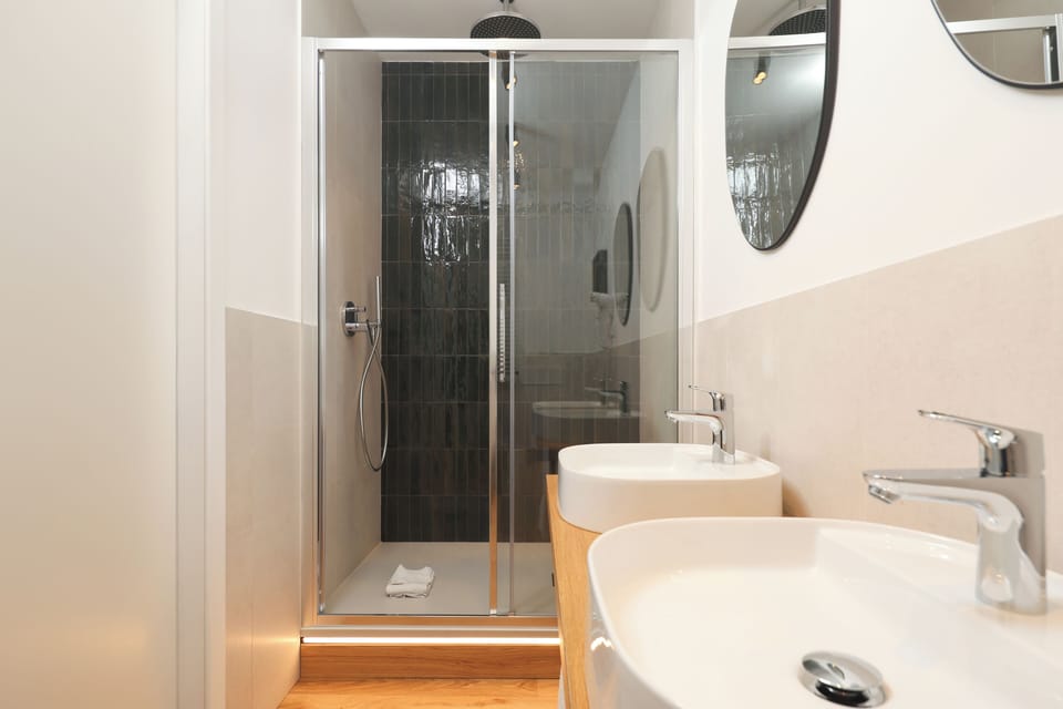 Deluxe Double Room, Balcony | Bathroom | Shower, free toiletries, hair dryer, slippers
