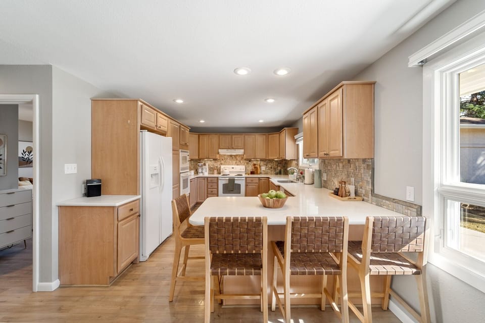 The kitchen counter seats 4, providing cooks with plenty of company.