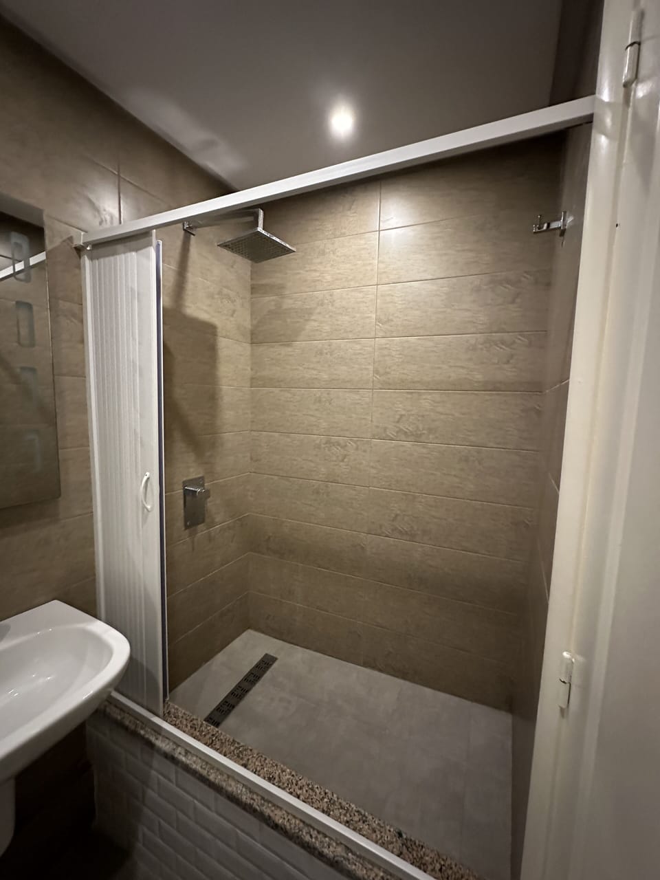 Basic Apartment | Bathroom shower