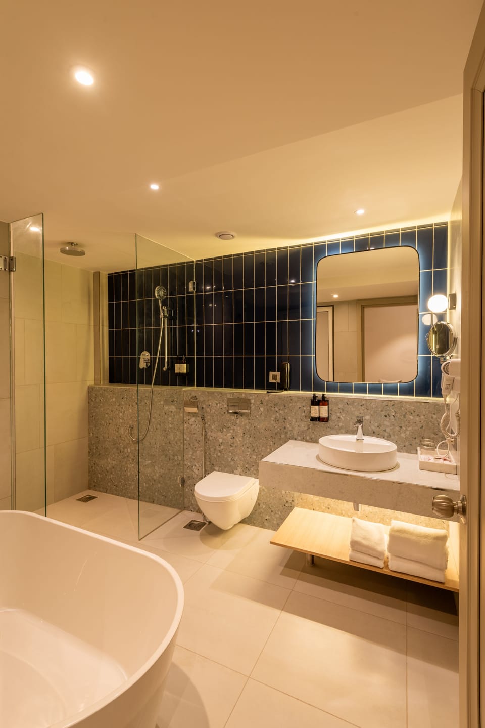 Suite with Balcony | Bathroom | Free toiletries, hair dryer, slippers, towels