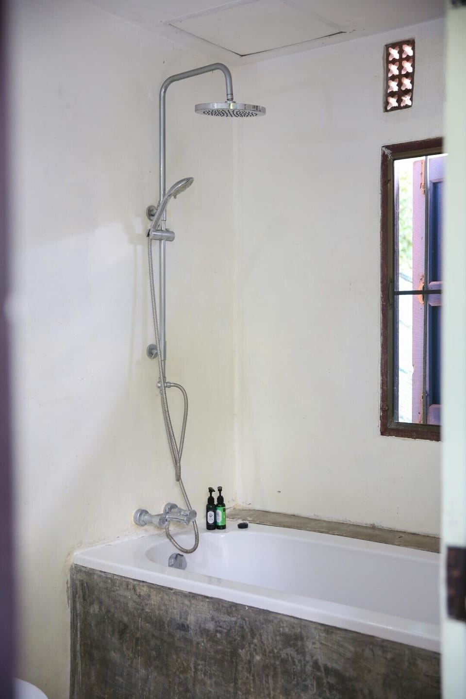 Design Single Room, 2 Twin Beds, Bathtub | Bathroom | Combined shower/tub, deep soaking tub, hair dryer, towels