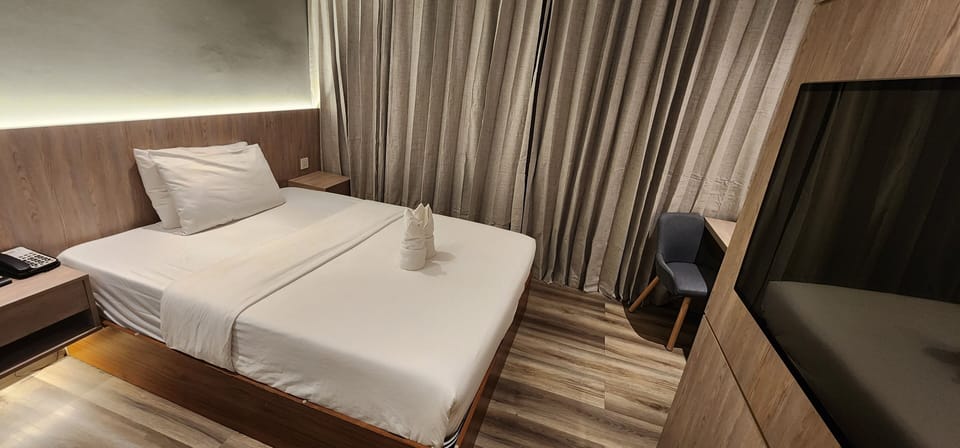 Deluxe Room, 1 Queen Bed | Desk, laptop workspace, soundproofing, free WiFi