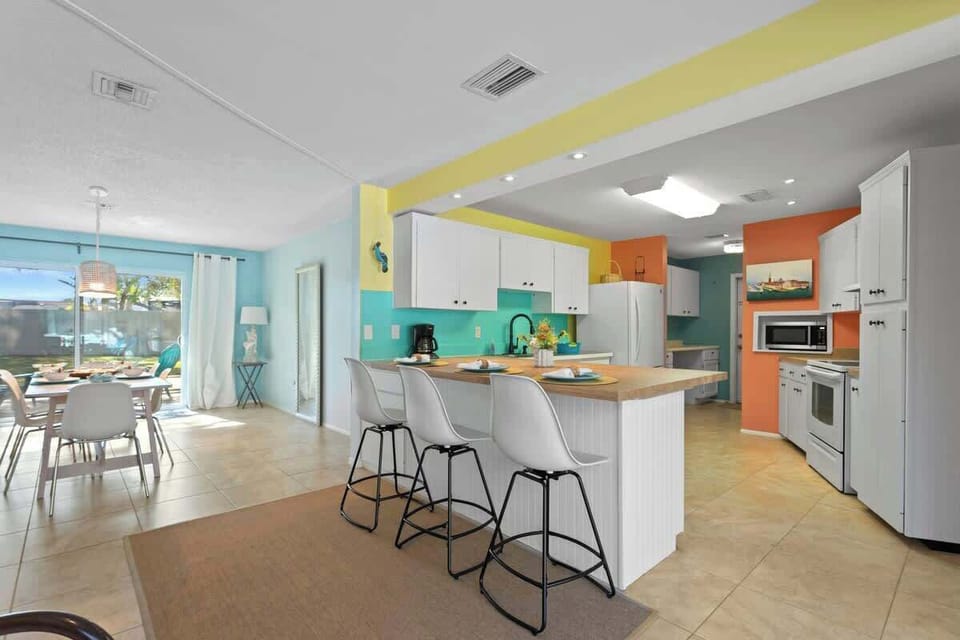 Breakfast Bar with Seating for 3