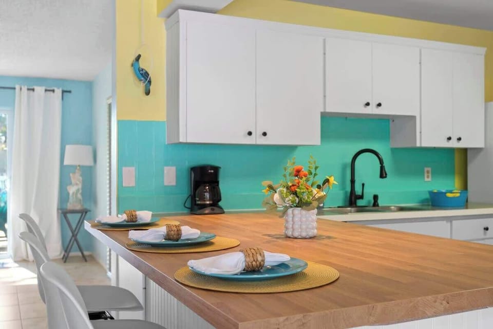 Breakfast Bar with Seating for 3