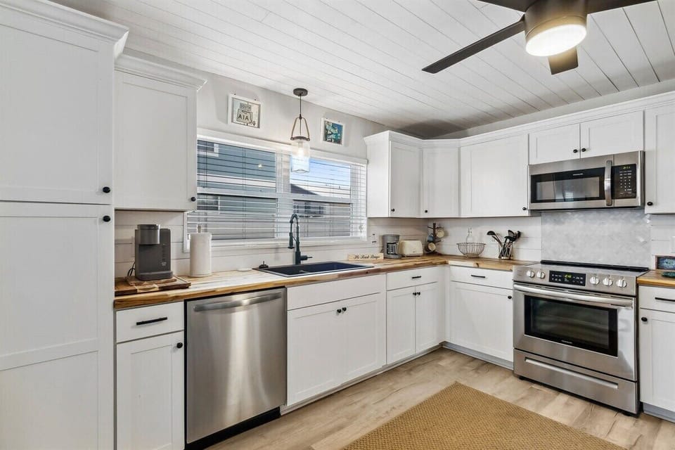 Fully Equipped Kitchen with K-Cup Coffeemaker