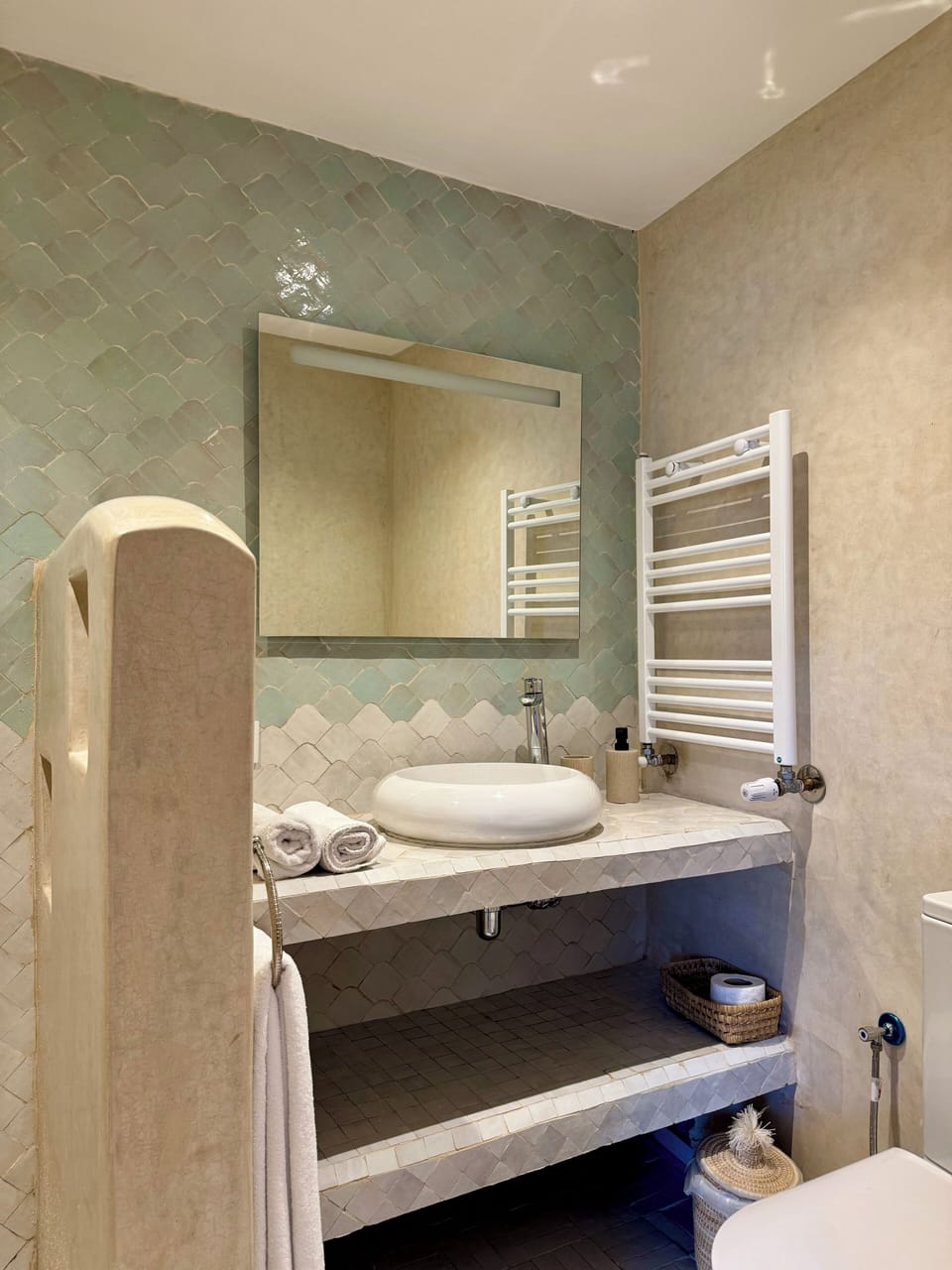 Datura (Chambre Double Confort, 1 très grand lit, terrasse) | Bathroom | Shower, rainfall showerhead, hair dryer, towels