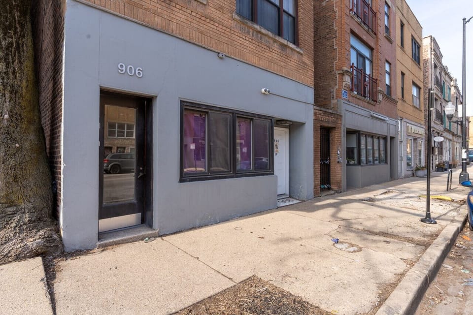 Welcome home! Enjoy this classic Chicago brick building located in the heart of a vibrant, walkable neighborhood