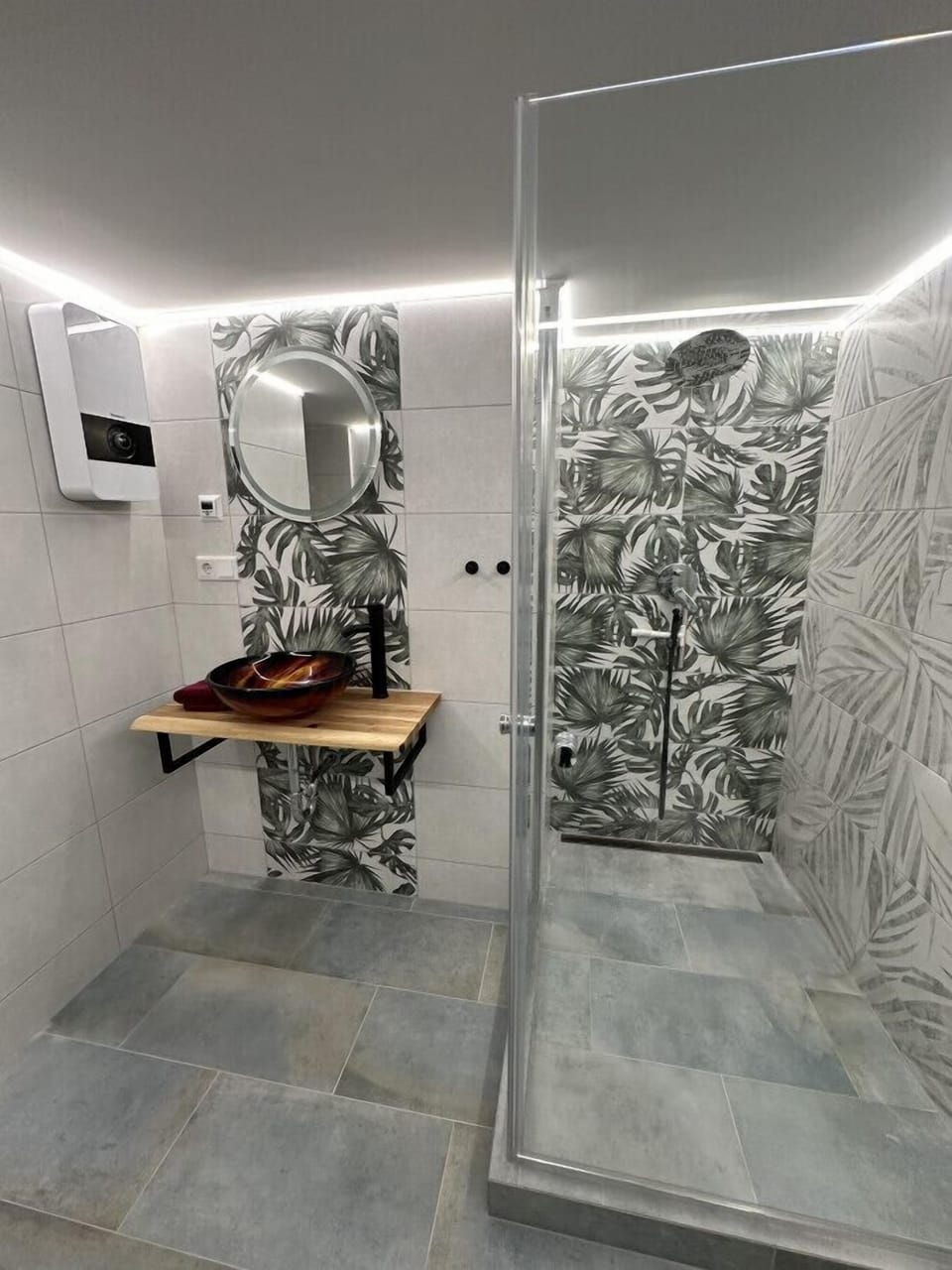 Bad mit großer Dusche