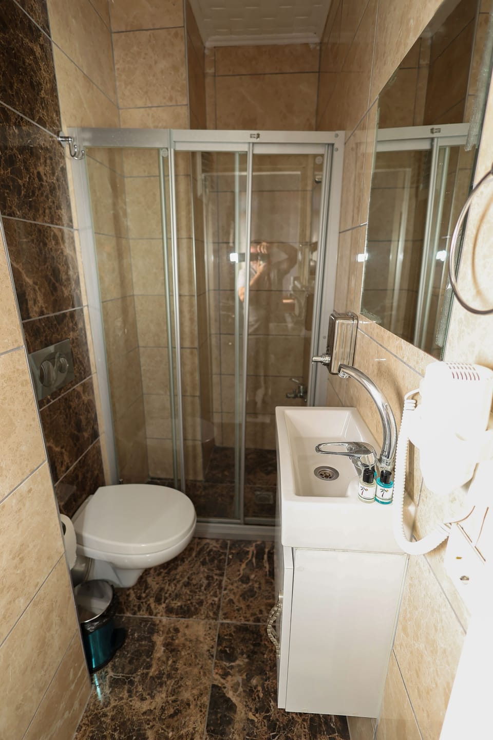 Deluxe Apartment, 1 Bedroom | Bathroom | Free toiletries, hair dryer, slippers
