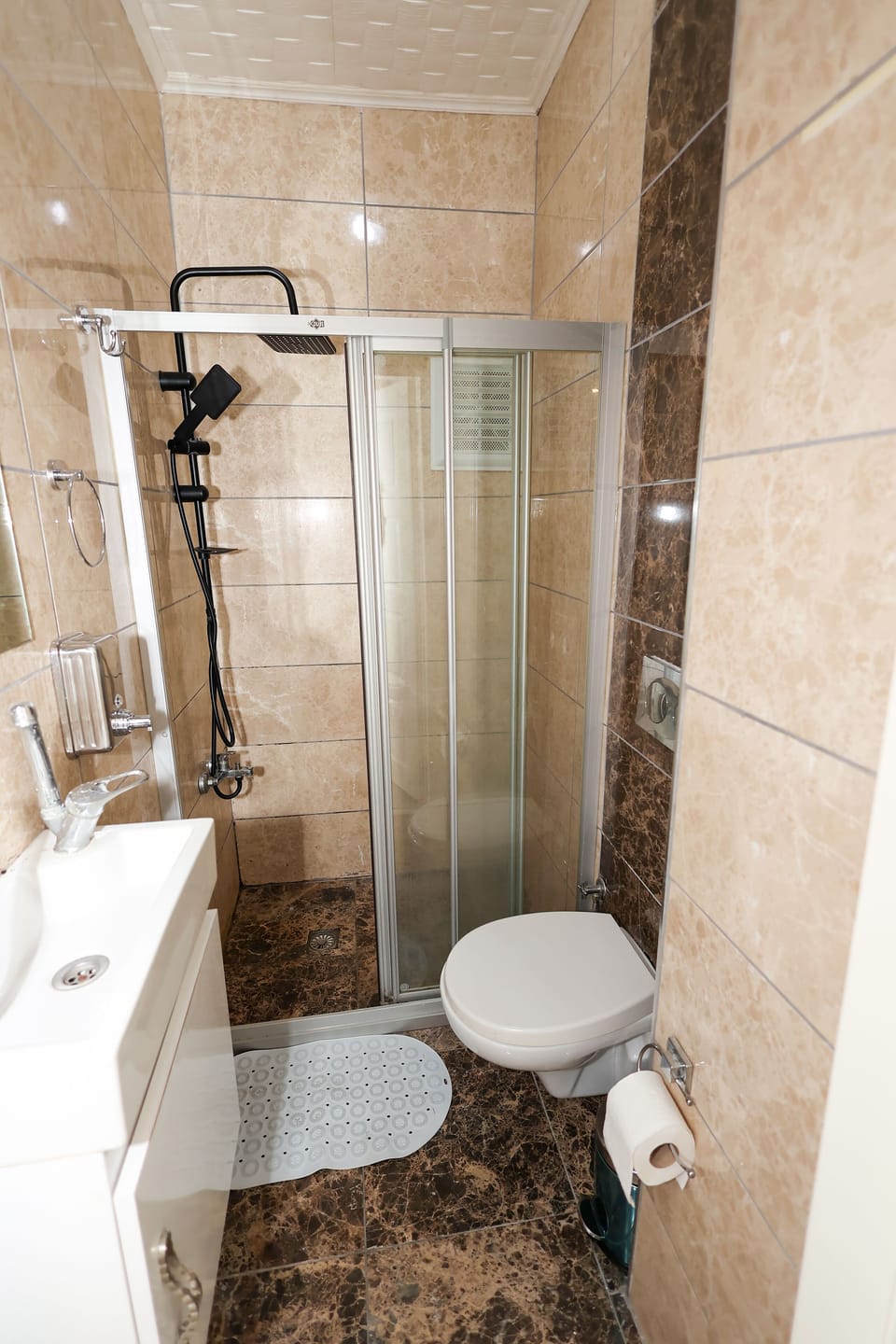 Deluxe Apartment, 1 Bedroom | Bathroom | Free toiletries, hair dryer, slippers