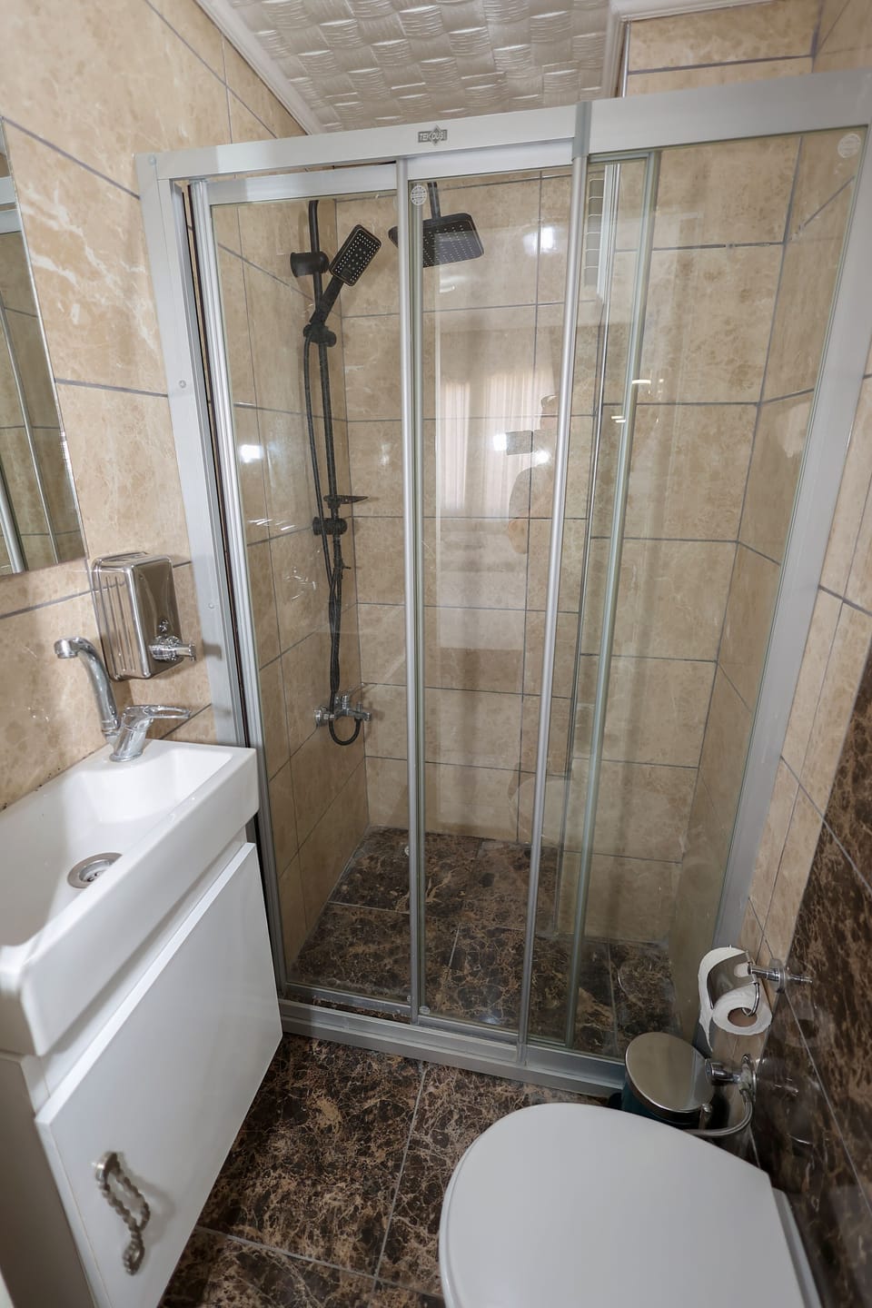 Deluxe Apartment, 1 Bedroom | 7 bedrooms, desk, soundproofing, iron/ironing board