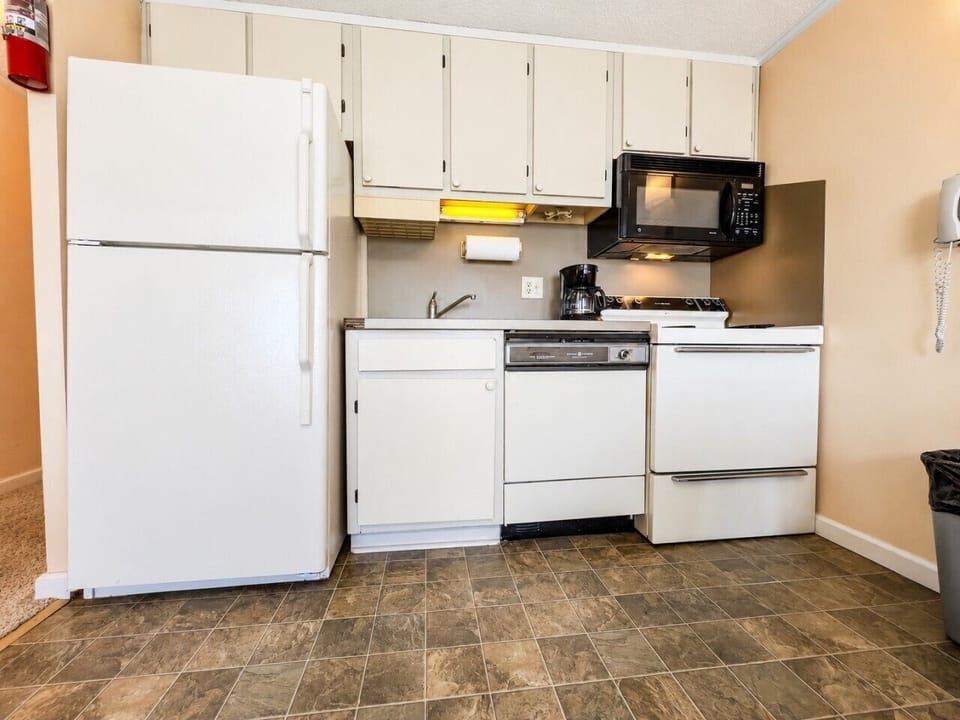 Fully-equipped kitchen