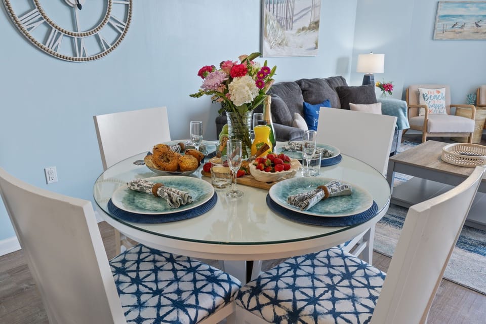 Dining room seating for 4 with 3 additional seating at the kitchen Island