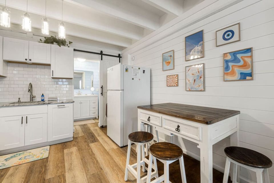 Cozy Dining Area for 4