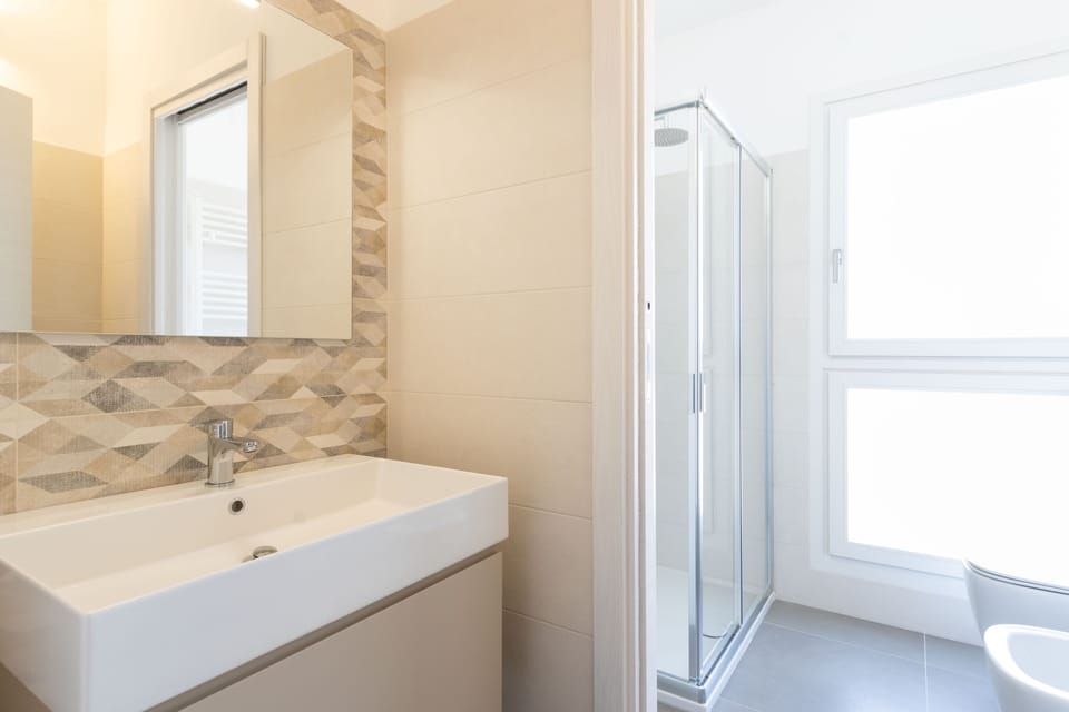 Shower, free toiletries, hair dryer, bidet