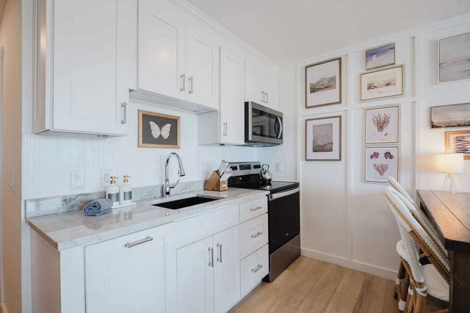 Full Gourmet kitchen, Full Fridge, Bosch Dishwasher