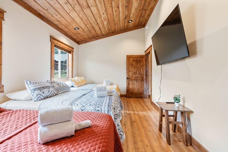 Bedroom 3 - 3 Queen Beds