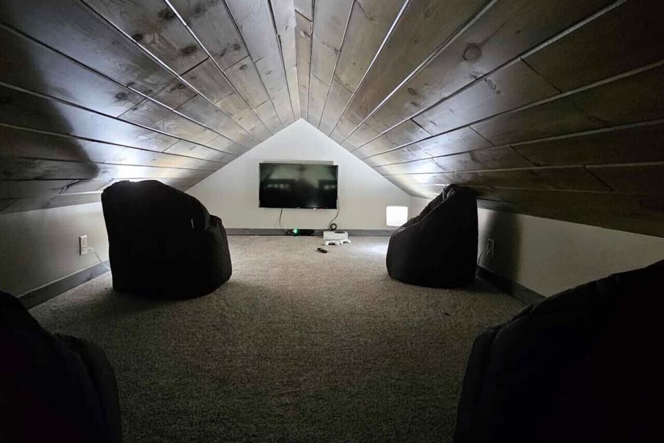 Kids room to watch TV and play games.