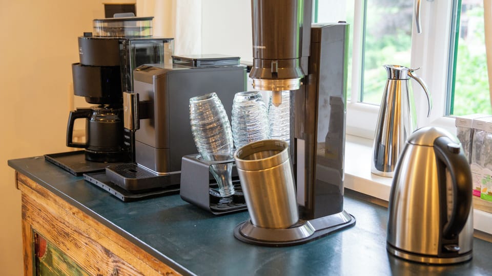 Wasserkocher, Sodastream, Kaffeeautomat und Kaffeemaschine