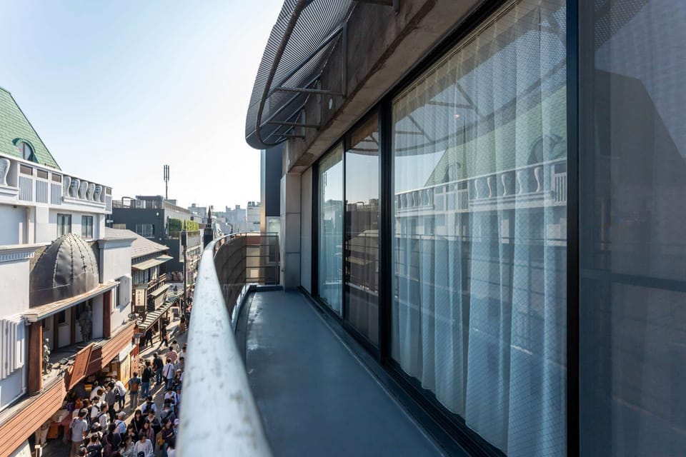 下町の風情を感じられる景色が広がるバルコニー。
