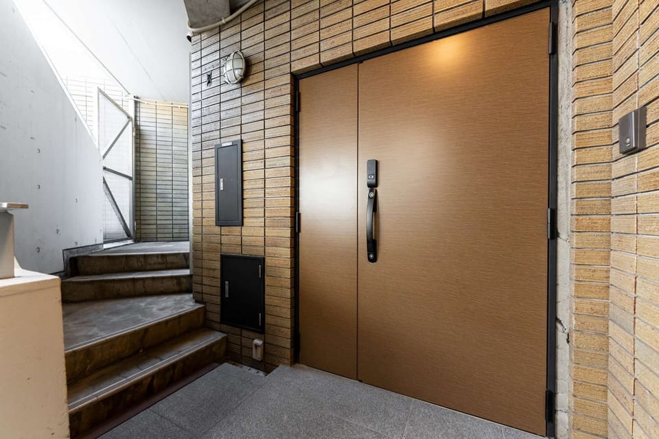 モダンで安心感のある建物の入口。しっかりとしたセキュリティで安心してご宿泊いただけます。