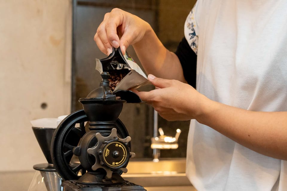 キッチンにはコーヒーミルも設置。お気に入りの豆を自分で挽いて、特別な一杯をお楽しみいただけます。