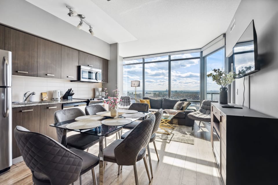 Elite Apartment, 3 Bedrooms, Balcony, Lake View | Dining room