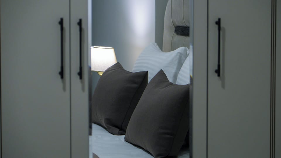 Egyptian cotton sheets, premium bedding, in-room safe, desk