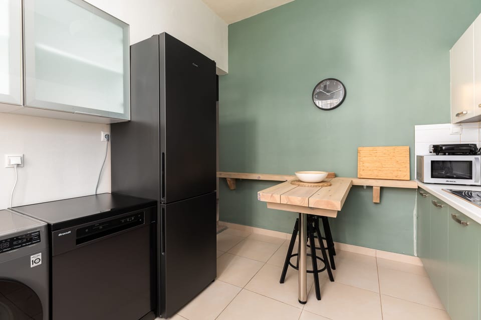 City Apartment | Private kitchen | Full-size fridge, microwave, dishwasher, espresso maker