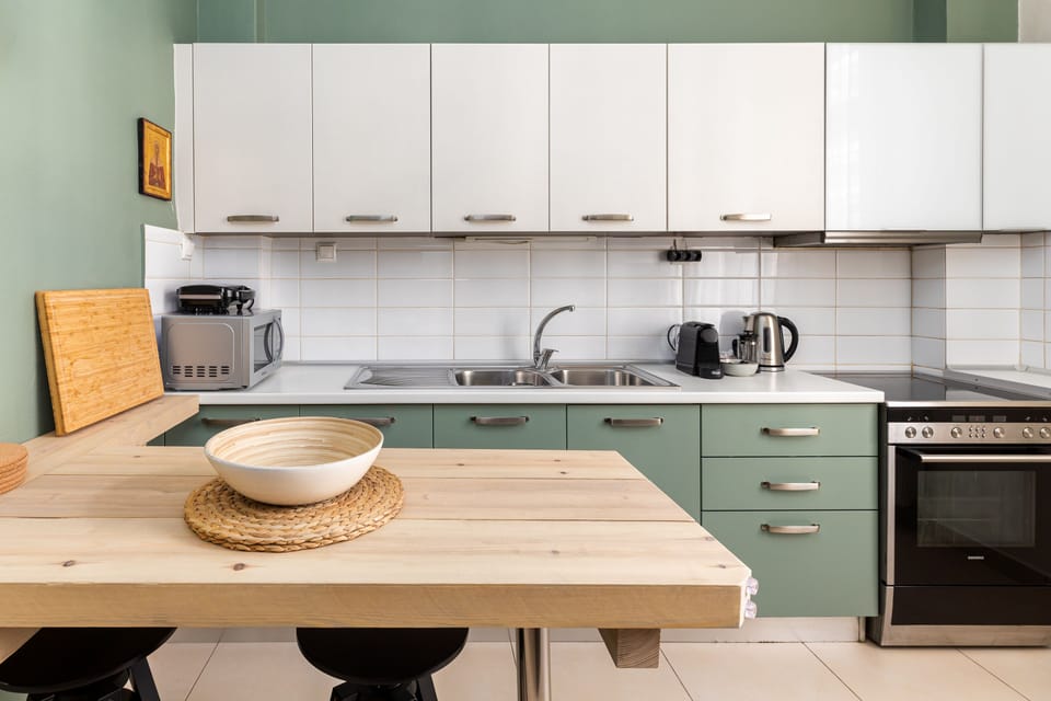 City Apartment | Private kitchen | Full-size fridge, microwave, dishwasher, espresso maker