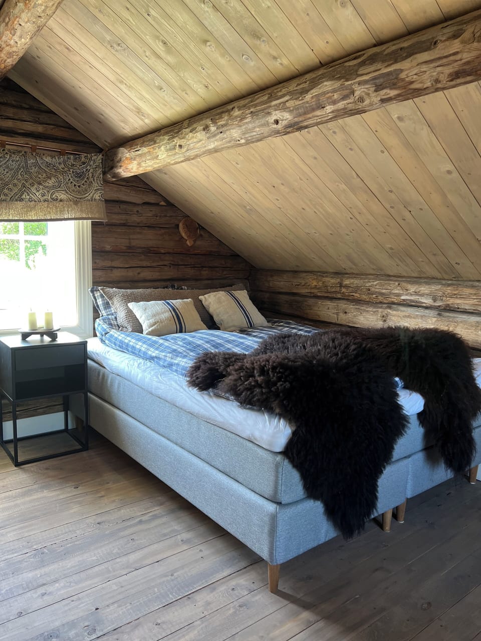 Romantic Cabin | Pillowtop beds, individually decorated, free WiFi, bed sheets