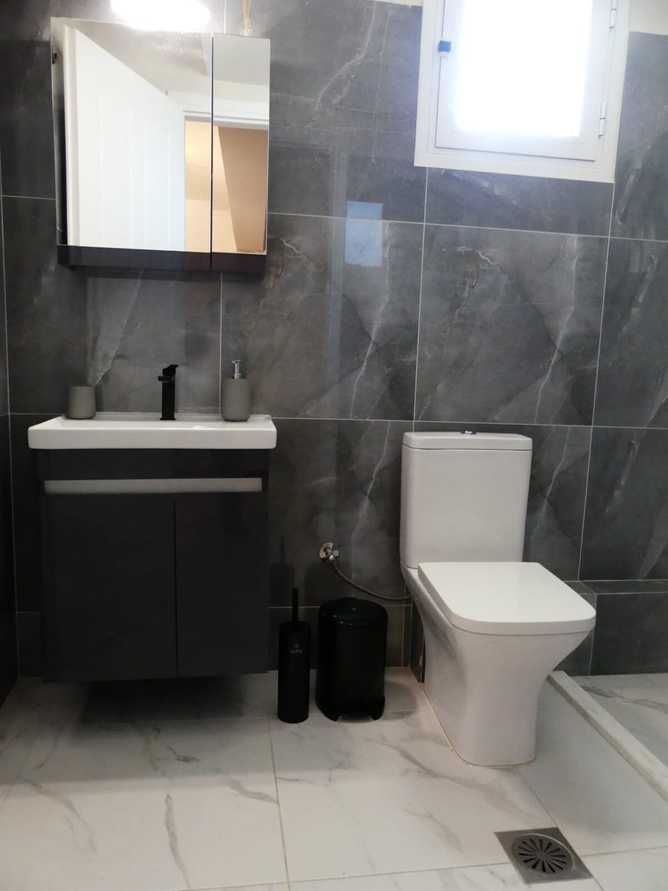 Design Apartment | Bathroom | Hair dryer, towels