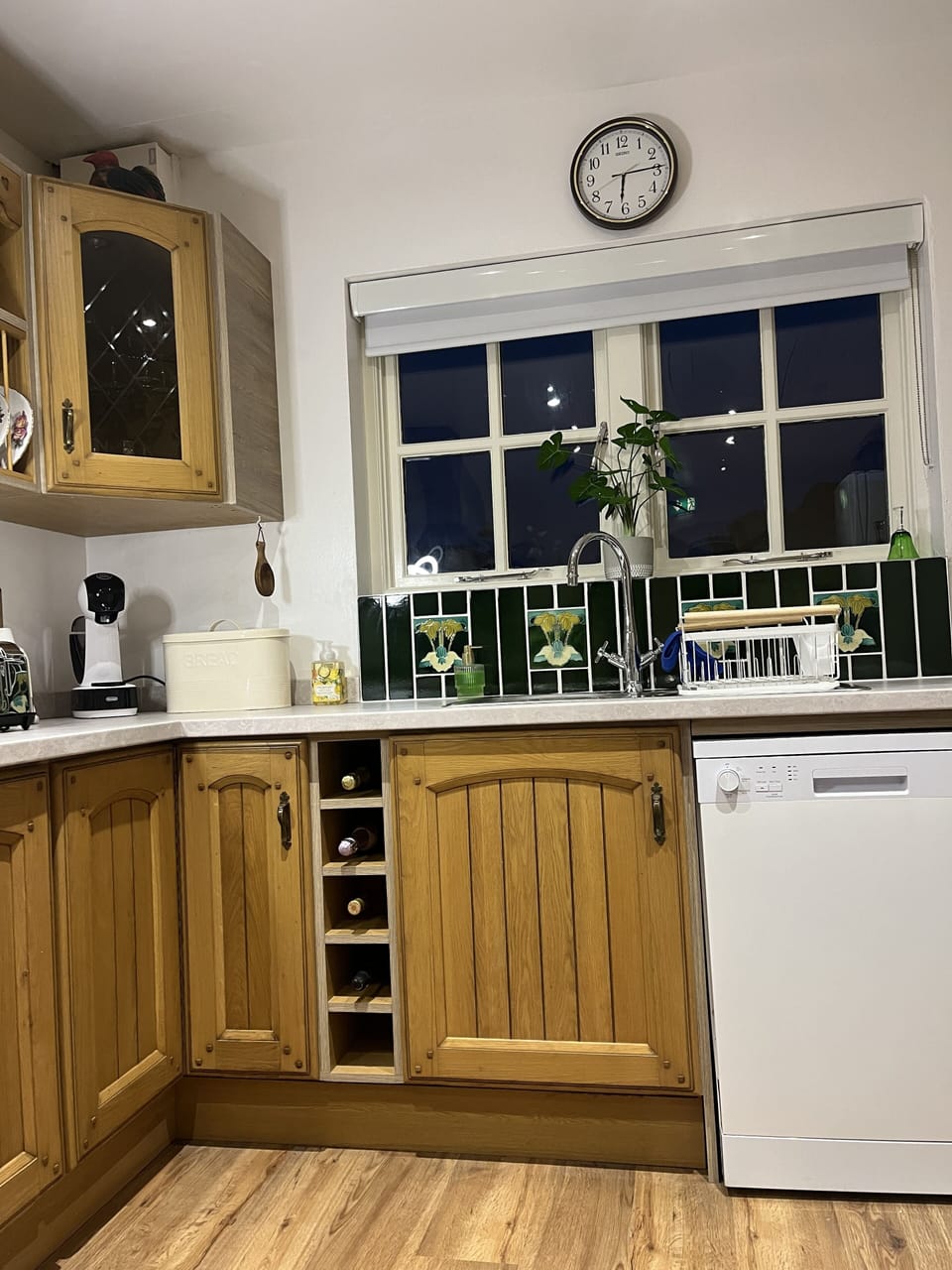 Kitchen - coffee machine, dish washer, toaster, kettle, sink, fridge, freezer 