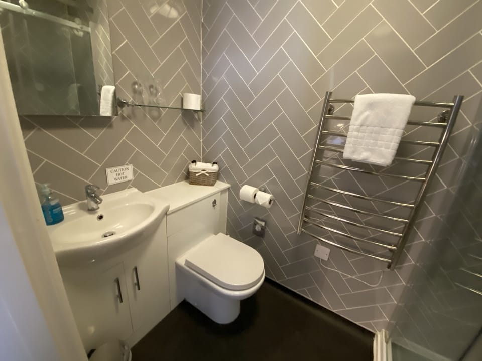 Standard Double Room, Ensuite | Bathroom