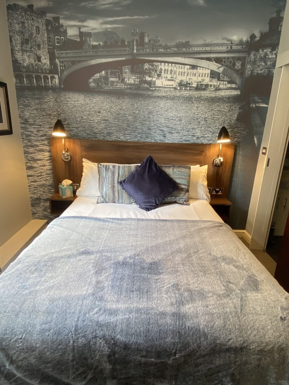 Standard Double Room, Ensuite | Desk, iron/ironing board, free WiFi