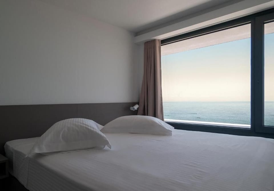 Luxury Apartment, Sea View | Soundproofing, free WiFi, bed sheets