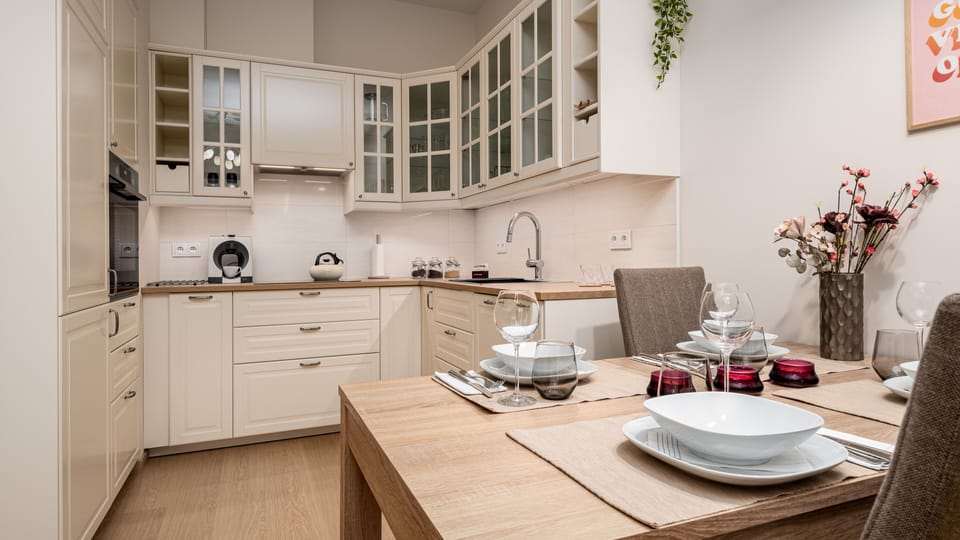 Apartment (7) | Private kitchenette | Fridge, stovetop, cookware/dishes/utensils