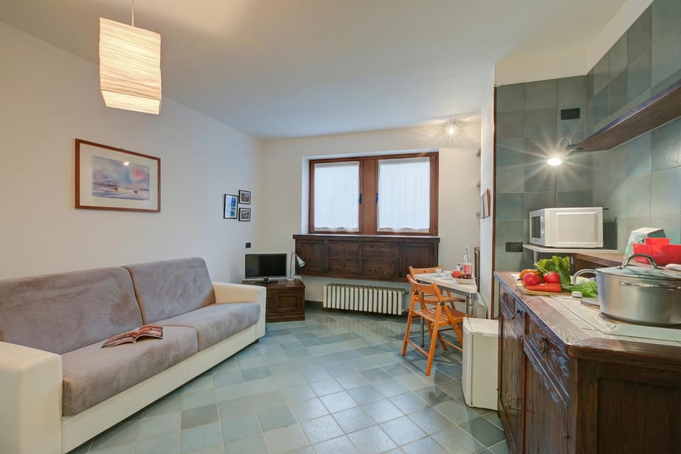 Family Studio, Mountain View (Fiori di Miele) | Living area | 21-inch flat-screen TV with digital channels, TV
