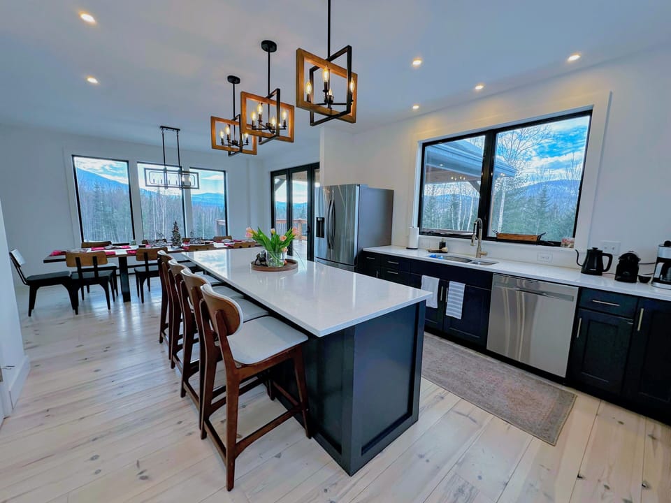 Kitchen with breakfast bar