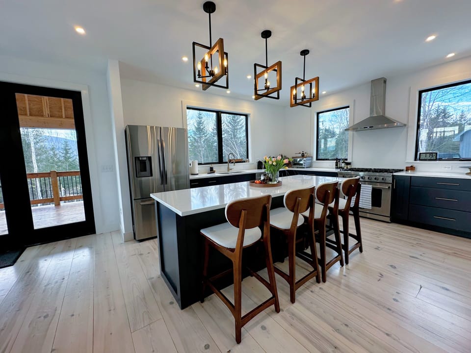Kitchen with breakfast bar