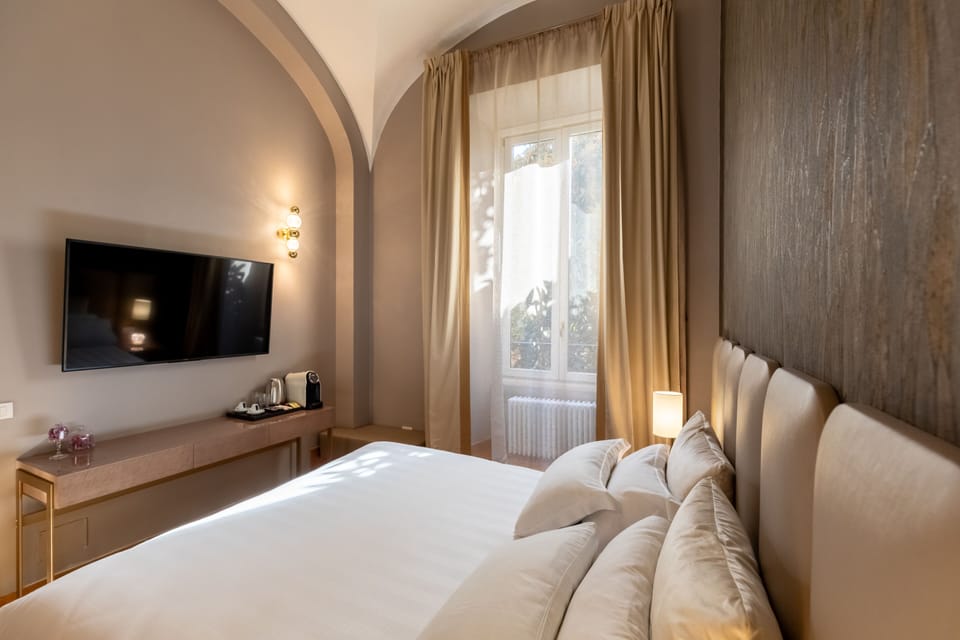 Executive Room | 1 bedroom, in-room safe, desk, soundproofing